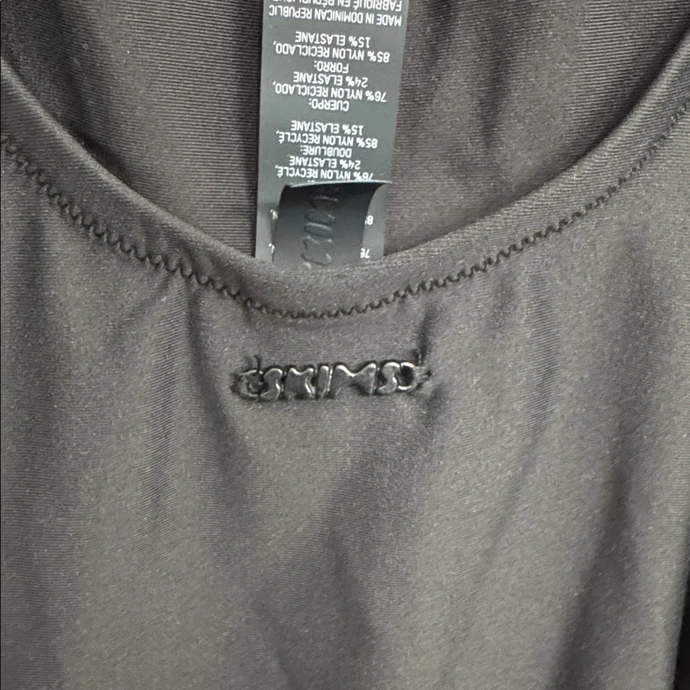 SKIMS SIGNATURE SWIM SCOOP NECK ONE PIECE